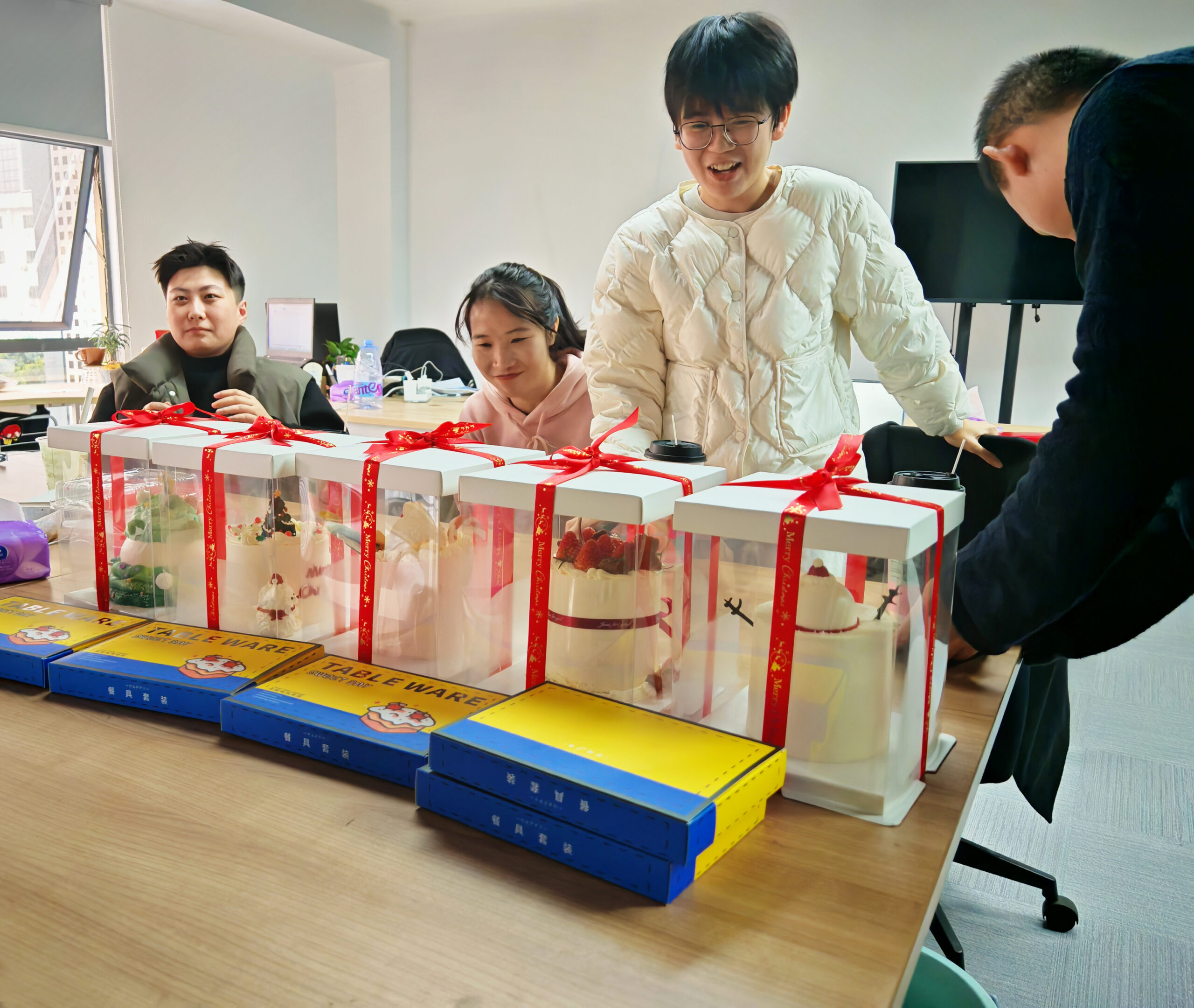 TEEPTRAK 中国团队围着蛋糕庆祝新办公室落成