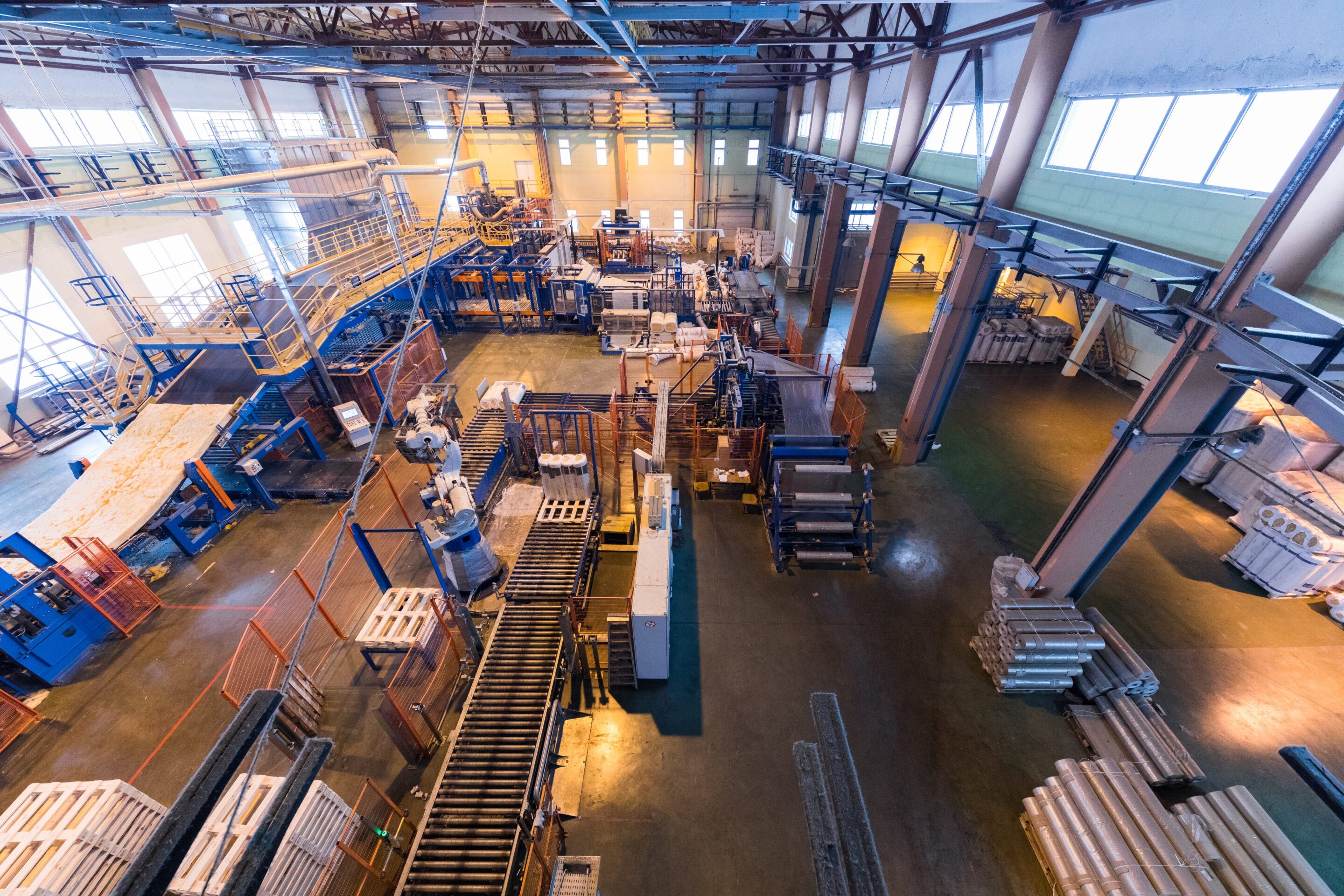 Fiberglass production industry equipment at manufacture background Managers analysant comment améliorer l'OEE sur tablette dans une usine de production industrielle