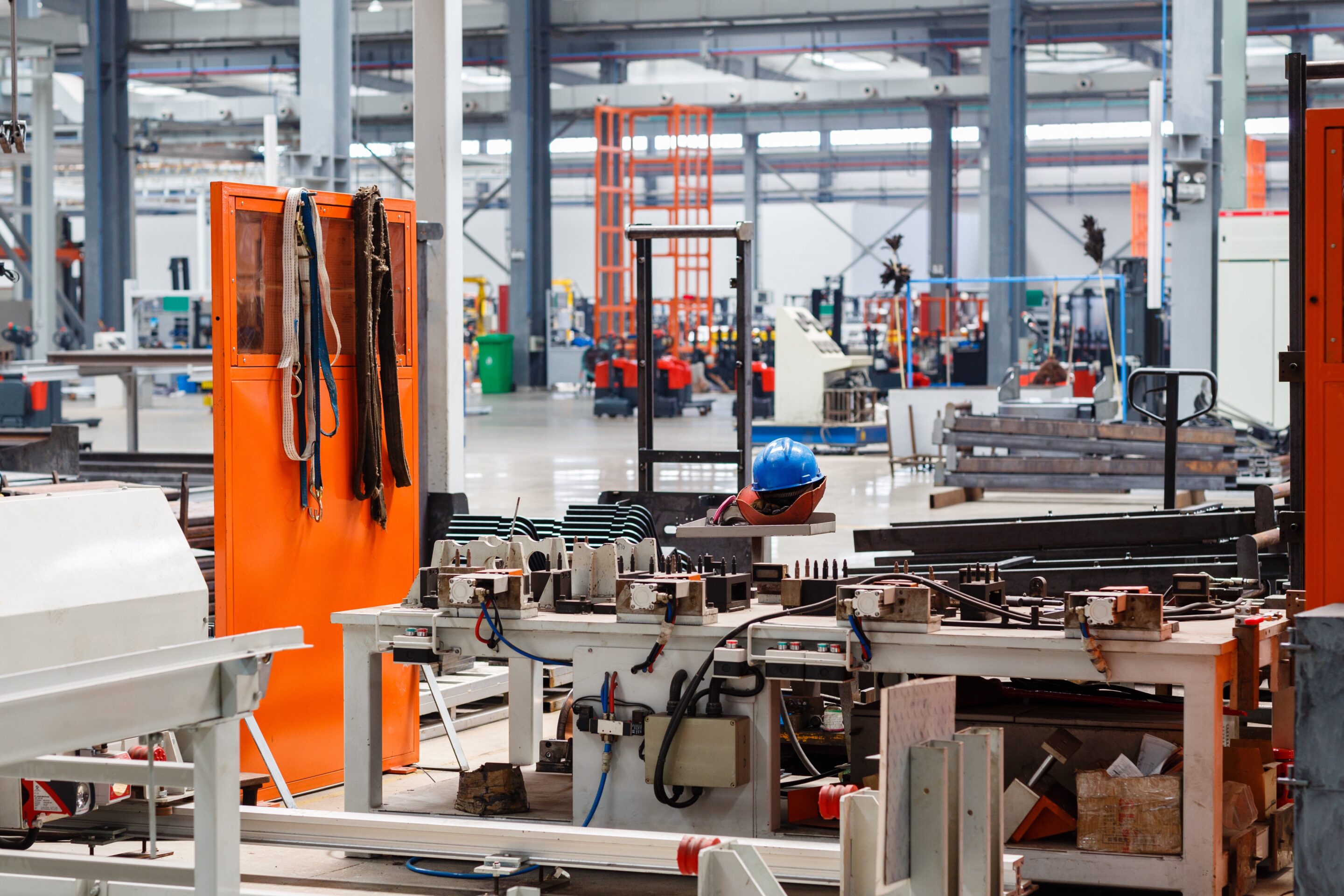 industrial-photo-of-modern-production-line-on-fact-2024-11-07-13-26-09-utc Ligne de production en usine pour analyse des données de performance