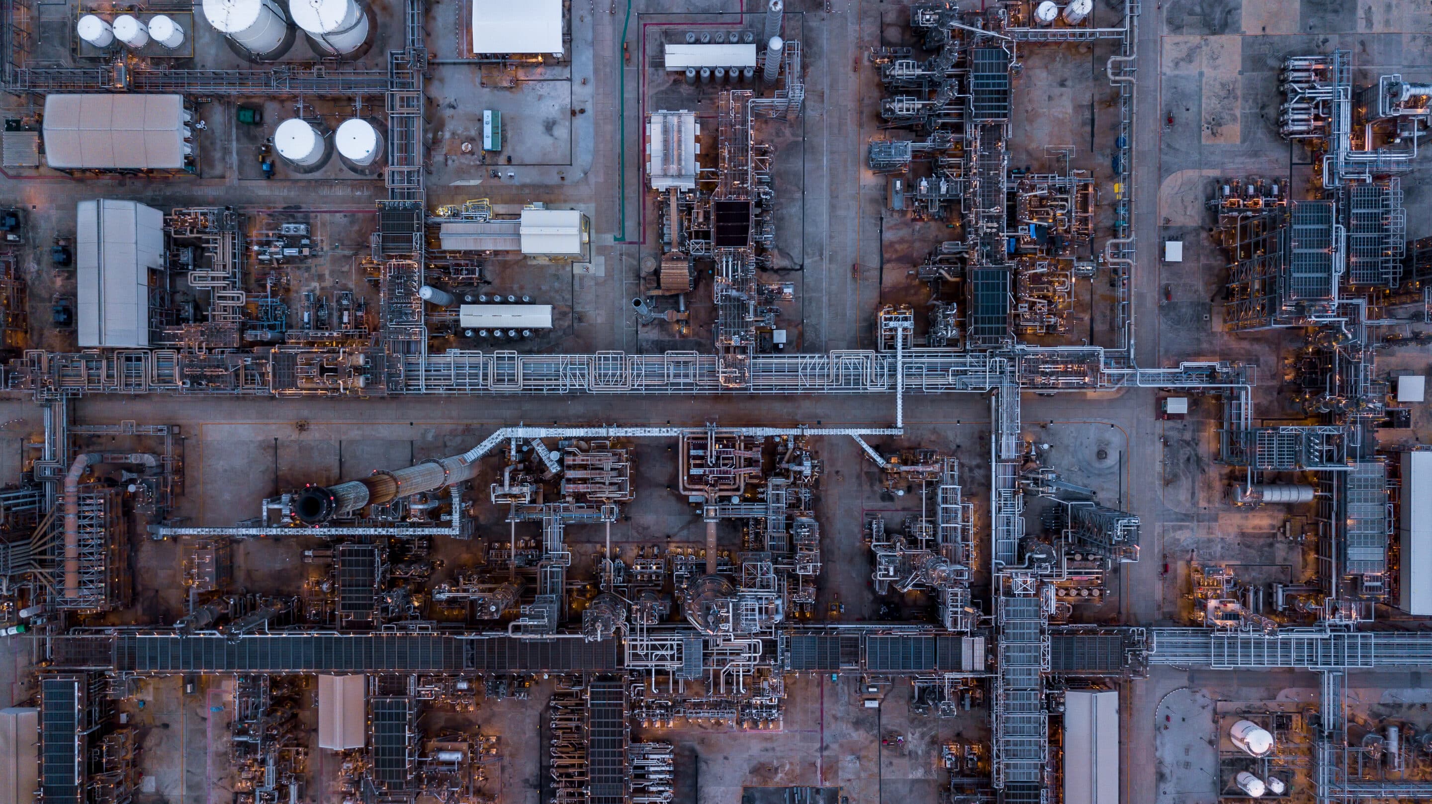 Vue aérienne d'un site industriel complexe illustrant les enjeux du multi plant OEE et de la standardisation de la performance manufacturing